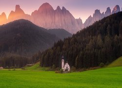 Kościół św Jana w rozświetlonej dolinie Val di Funes