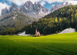 Kościół św Jana w zielonej dolinie Val di Funes we Włoszech