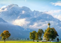 Niemcy, Bawaria, Schwangau, Kościół św. Kolomana, Zamek Neuschwanstein, Alpy, Masyw Tegelberg, Mgła, Chmury, Drzewa