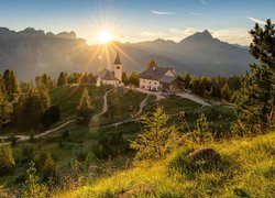 Góry, Dolomity, Wzgórze, Kościół św Krzyża, Promienie słońca, Alta Badia, Południowy Tyrol, Włochy