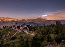 Kościół św Krzyża w tyrolskiej gminie Alta Badia na tle Dolomitów