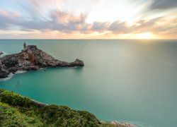 Miasteczko Portovenere, Chiesa di San Pietro, Kościół św Piotra, Wybrzeże, Wschód słońca, Chmury, Morze Liguryjskie, Skały, Liguria, Włochy