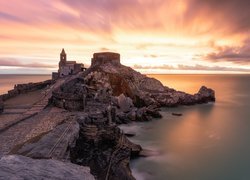 Miasteczko Portovenere, Chiesa di San Pietro, Kościół św Piotra, Wybrzeże, Wschód słońca, Morze Liguryjskie, Skały, Liguria, Włochy