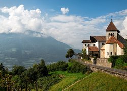 Włochy, Prowincja Bolzano, Algund, Kościół, Kościół św Piotra, Góry, Alpy, Drzewa, Chmury