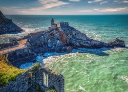 Miasteczko Portovenere, Chiesa di San Pietro, Kościół św Piotra, Morze Liguryjskie, Wybrzeże, Skały, Liguria, Włochy