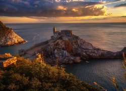 Włochy, Region Liguria, Miasteczko Portovenere, Chiesa di San Pietro - kościół św. Piotra, Morze Liguryjskie, Wybrzeże, Skały