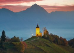 Mgła, Góry, Dolina, Kościół św Primoza i Felicjana, Drzewa, Zachód słońca, Wieś Jamnik, Słowenia