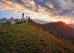 Kościół św Primoza i Felicjana na wzgórzu i Alpy Julijskie