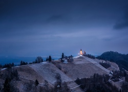 Kościół św. Primusa i Felicjana na wzgórzu w wiosce Jamnik na Słowenii