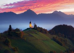 Kościół św Primusa i Felicjana, Mgła, Wzgórze, Góry, Drzewa, Zachód słońca, Wieś Jamnik, Słowenia