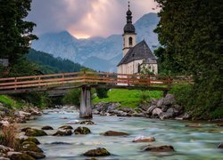 Park Narodowy Berchtesgaden, Ramsau bei Berchtesgaden, Góry Alpy, Kościół św. Sebastiana, Drzewa, Rzeka Ramsauer Ache, Most, Bawaria, Niemcy