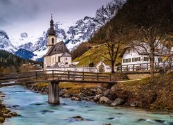 Park Narodowy Berchtesgaden, Ramsau bei Berchtesgaden, Góry, Alpy, Kościół św Sebastiana, Drzewa, Rzeka Ramsauer Ache, Most, Bawaria, Niemcy