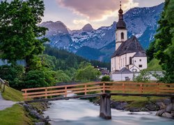 Park Narodowy Berchtesgaden, Ramsau bei Berchtesgaden, Góry, Alpy, Kościół św Sebastiana, Drzewa, Rzeka, Ramsauer Ache, Most, Bawaria, Niemcy