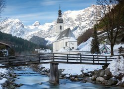 Niemcy, Bawaria, Park Narodowy Berchtesgaden, Ramsau bei Berchtesgaden, Góry Alpy, Kościół św. Sebastiana, Rzeka Ramsauer Ache, Most, Zima, Śnieg