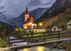 Niemcy, Bawaria, Park Narodowy Berchtesgaden, Ramsau bei Berchtesgaden, Góry Alpy, Kościół św. Sebastiana, Rzeka Ramsauer Ache, Most