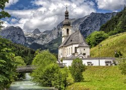 Park Narodowy Berchtesgaden, Ramsau bei Berchtesgaden, Góry Alpy, Kościół św Sebastiana, Drzewa, Rzeka Ramsauer Ache, Most, Bawaria, Niemcy