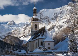 Niemcy, Bawaria, Park Narodowy Berchtesgaden, Ramsau bei Berchtesgaden, Kościół św. Sebastiana, Ośnieżone, Góry Alpy, Drzewa, Zima