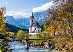 Kościół św Sebastiana w Ramsau bei Berchtesgaden jesienną porą