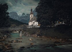 Kościół św Sebastiana w Ramsau bei Berchtesgaden na tle Alp