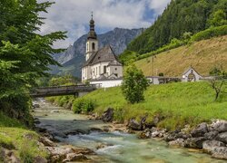 Park Narodowy Berchtesgaden, Ramsau bei Berchtesgaden, Góry, Kościół św Sebastiana, Drzewa, Rzeka Ramsauer Ache, Most, Bawaria, Niemcy