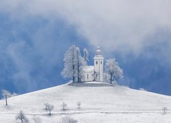 Słowenia, Gmina Skofja Loka, Wieś Krivo Brdo, Kościół św Tomasza, Zima, Śnieg, Góry, Alpy Julijskie, Drzewa