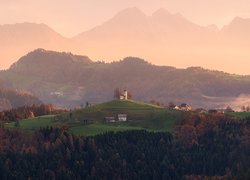 Wieś Sveti Tomaz, Kościół św Tomasza, Wzgórze, Góry, Gmina Skofja Loka, Słowenia