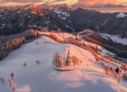 Słowenia, Gmina Skofja Loka, Wieś Sveti Tomaz, Kościół św. Tomasza, Zima, Wschód słońca, Góry, Lasy, Drzewa