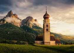 Kościół św Walentego we włoskich Dolomitach