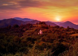 Góry, Lasy, Kościół, Zachód słońca, Miejscowość Baghdati, Obcha, Region Imeretia, Gruzja