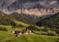 Góry, Dolomity, Wieś Santa Maddalena, Dolina, Val di Funes, Drzewa, Lasy, Domy, Kościół, Chmury, Włochy