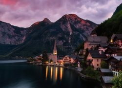 Kościół w Hallstatt nad jeziorem Hallstattersee w Austrii