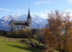 Kościół w kantonie Gryzonia na tle Alp w Szwajcarii