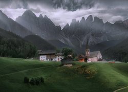 Góry, Szczyty, Dolomity, Masyw Odle, Wieś, Santa Maddalena, Dolina Val di Funes, Drzewa, Lasy, Kościół, Domy, Chmury, Włochy