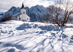 Kościół w Svolvaer na tle gór zimową porą
