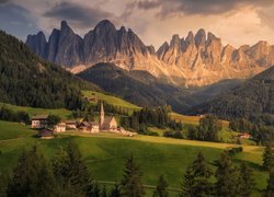 Góry, Dolomity, Masyw Odle, Wieś Santa Maddalena, Dolina Val di Funes, Drzewa, Lasy, Zabudowania, Kościół, Włochy