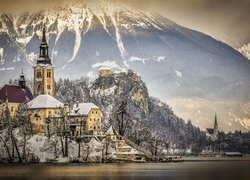 Słowenia, Wyspa Blejski Otok, Jezioro Bled, Kościół Wniebowzięcia Marii Panny, Góry, Alpy Julijskie, Skały, Zamek Bled, Zima