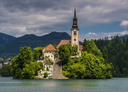 Słowenia, Wyspa Blejski Otok, Jezioro Bled, Kościół Wniebowzięcia Marii Panny, Schody, Góry, Lasy, Drzewa, Chmury