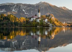 Jesień, Góry, Jezioro Bled, Wyspa, Kościół Wniebowzięcia Najświętszej Marii Panny, Odbicie, Drzewa, Słowenia