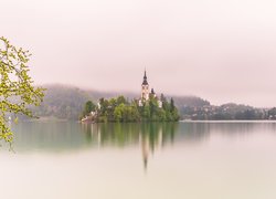 Kościół wśród drzew na wyspie Blejski Otok