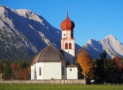 Kościół wśród jesiennych drzew w górach