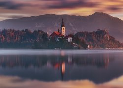 Kościół Zwiastowania Marii Panny na tle Alp Julijskich i nad jeziorem Bled