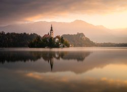 Słowenia, Jezioro Bled, Wyspa Blejski Otok, Kościół Zwiastowania Marii Panny, Góry, Alpy Julijskie, Wschód słońca