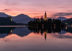 Słowenia, Jezioro Bled, Wyspa Blejski Otok, Kościół Zwiastowania Marii Panny, Góry Alpy Julijskie, Odbicie, Wschód słońca