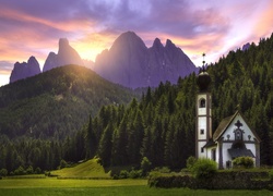 Włochy, Wieś Santa Maddalena, Dolina Val di Funes, Dolomity, Góry, Kościół, Zachód słońca