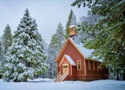 Kościółek pod ośnieżonymi drzewami w Parku Narodowym Yosemite