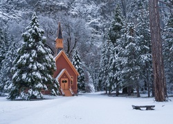 Zima, Drzewa, Kaplica, Kościółek, Ławeczka, Las, Park Narodowy Yosemite, Stan Kalifornia, Stany Zjednoczone