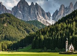 Kościół św Jana, Las, Dolina Val di Funes, Masyw Odle, Góry, Dolomity, Chmury, Włochy