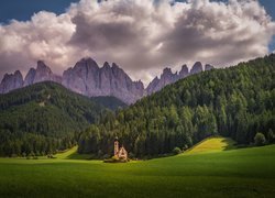 Włochy, Dolina Val di Funes, Kościół św. Jana, Dolomity, Góry, Las, Drzewa, Chmury