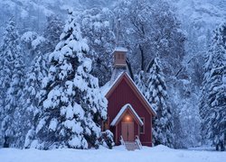 Kościółek w zaśnieżonym lesie Parku Narodowego Yosemite