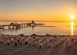 Wschód słońca, Morze Bałtyckie, Restauracja, Kawiarnia, Plaża, Kosze plażowe, Molo, Sellin, Wyspa Rugia, Niemcy